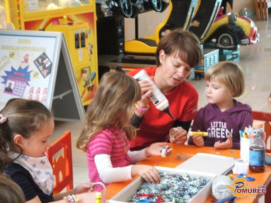 FOTO: Malčki v Maxi Landu izdelovali pisane ogrlice